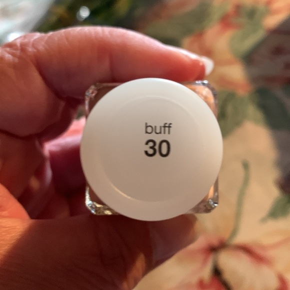 Neutrogena SkinClearing Oil-Free Makeup Size 1FL OZ - Picture 5 of 6